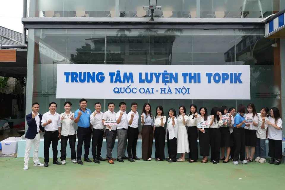 Đội ngũ K-Edu trước biển Trung tâm Luyện thi TOPIK