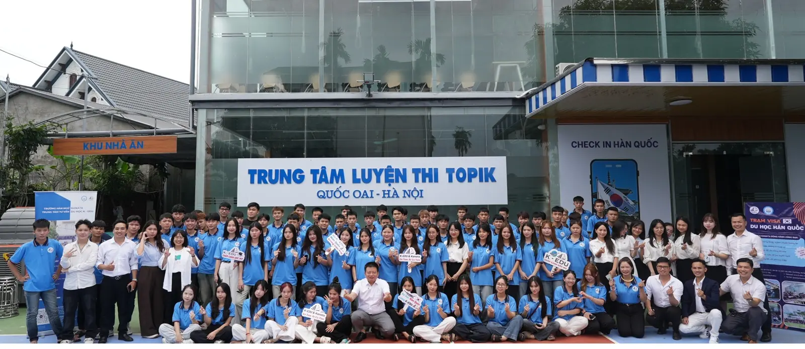 Toàn cảnh học viên và đội ngũ K-Edu trước Trung tâm Luyện thi TOPIK Quốc Oai trong lễ khai giảng 24/07/2025